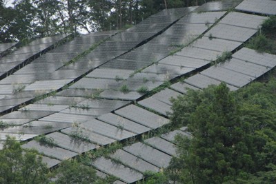 政府、メガソーラー支援廃止へ　家庭用・屋根へのパネルは普及後押し