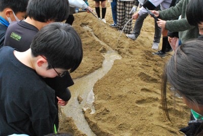 砂場に蛇行する川と山　じょうろで雨降らせ豪雨災害学ぶ　奈良