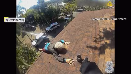 屋根の上で高齢男性身動き取れず「こんなことになるとは」掃除しようとして足滑らせる　壁の間からは子犬を救出　アメリカ