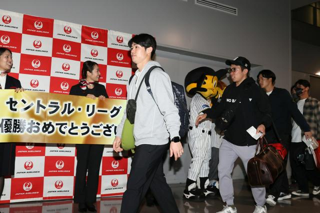 阪神の監督、選手らハワイへ優勝旅行　「楽しんできます」笑顔で出発