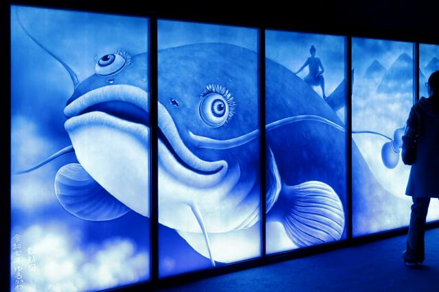 断熱材に描いた巨大ナマズ、青白く照らすお寺の一室　京都・妙心寺
