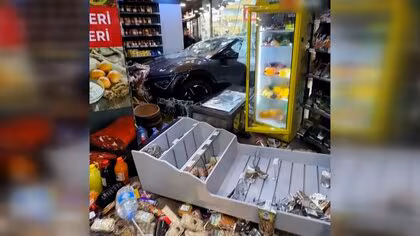 「どうやってあそこに？」防犯カメラが捉えた&ldquo;神回避&rdquo;の瞬間&hellip;スーパーに突っ込んだ車があわや客を直撃　トルコ