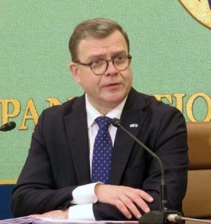 フィンランド首相が謝罪　連立与党議員「つり目」ポーズで