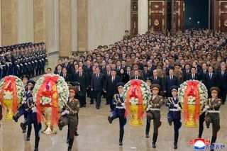 金正恩氏が太陽宮殿を訪問　父、正日氏死去から１４年