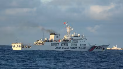 【緊迫】中国船が「ただちに立ち去れ」と&ldquo;警告&rdquo;&hellip;漁船に高圧放水砲も　領有権巡り対立続く海域でフィリピン巡視船に同乗取材