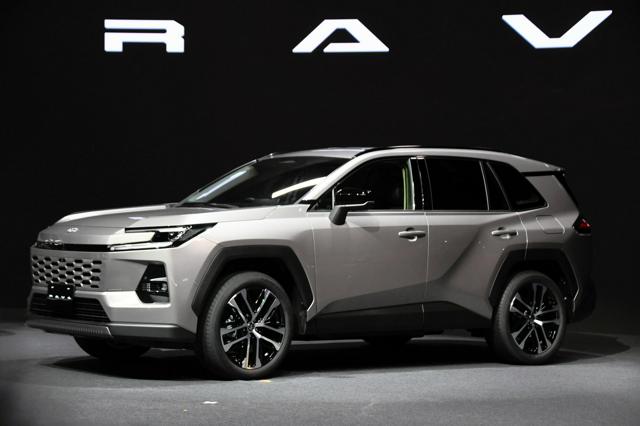 トヨタ、新型RAV4を国内でも発売　ハイブリッドで450万円から