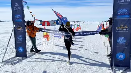 南極初&ldquo;後ろ向きマラソン&rdquo;？氷点下15℃の極寒「南極アイスマラソン」でオーストラリア人女性が女性初優勝！