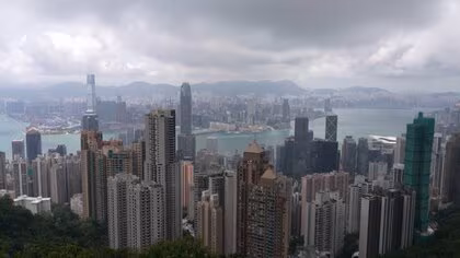 香港中心部で「日本円の現金10億円」強盗　刃物持った男ら両替店店員からスーツケース4個奪い逃走　容疑者1人拘束