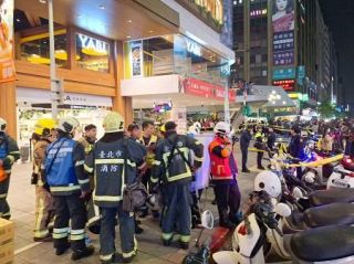 台北繁華街で襲撃、１人死亡　発煙弾と刃物、地下鉄出口付近
