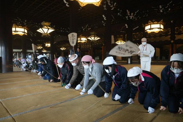 お堂のほこりを払って新年を　京都・西本願寺、東本願寺ですす払い