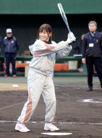 渋野がソフトボール大会で交流　女子ゴルフ「来年のパワーに」