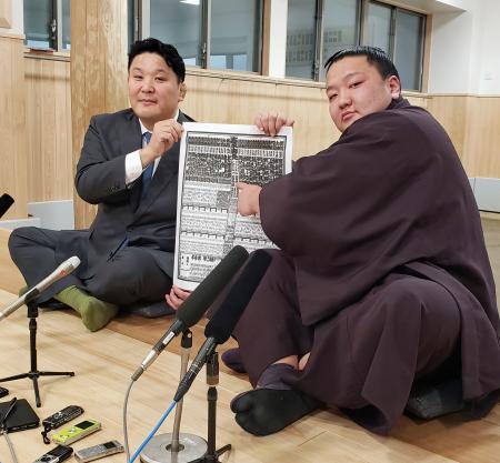 新入幕の朝白龍「もっと右側に」　番付表に載る自分のしこ名見つめ