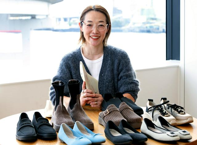 ある時は革靴、ある時はスニーカーのように　そのシューズはニット製