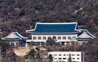 韓国、青瓦台で業務本格化　大統領府、記者室棟を開館