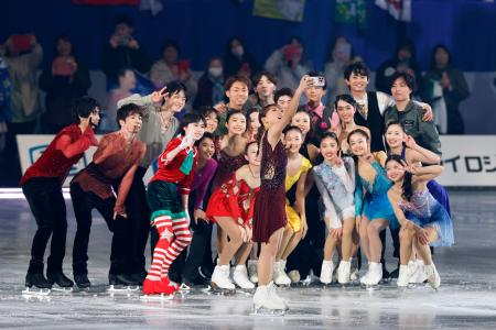 坂本花織、鍵山優真が特別コラボ　フィギュア五輪代表が熱演