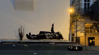 バンクシーが新作を公表　イギリス・ロンドンに子ども2人が寝転び空を見上げる壁画　子どものホームレス問題を啓発か