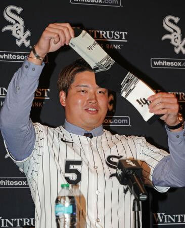 村上、靴下出し笑いを誘う　報道陣約５０人、カメラ１０台