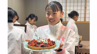 久保凛「自分もそんなお母さんになりたい」高校3年間で2度の日本記録更新、側で支えた母・恵美さんへ感謝語る