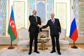 ロシアとアゼル、関係修復道半ば　旅客機誤射墜落から１年