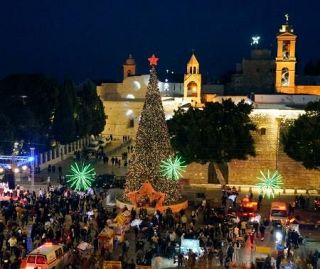 彩られた街、癒えない痛み　ベツレヘムでクリスマスミサ