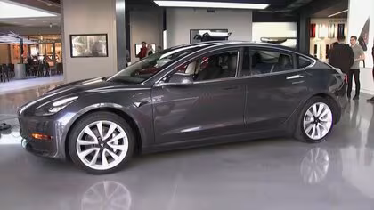 テスラ「モデル３」が調査対象に　「衝突や火災でドアが開かず15人死亡」報道も　緊急時に手動で開けるレバーが見つけにくいと申し立て