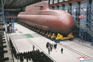 北朝鮮が「建造中の原子力潜水艦」の写真を公開　米韓の共同開発には「地域の不安定性を高める脅威」と非難