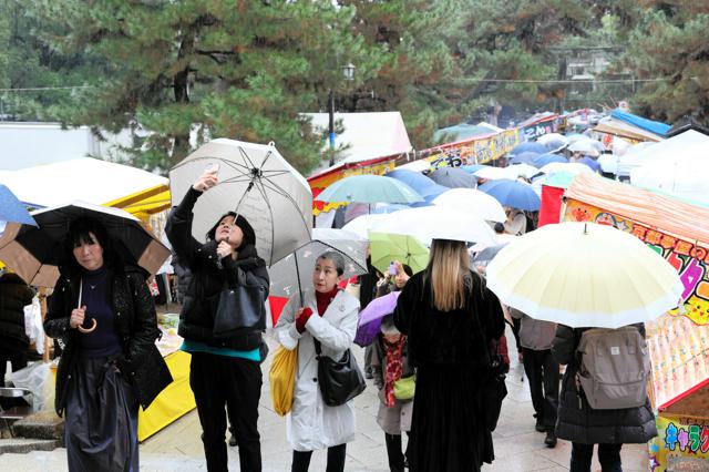 京都の一年締めくくる　北野天満宮で「終（しま）い天神」
