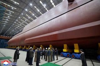 金正恩氏が原潜建造視察　米韓に反発「秘密兵器」も