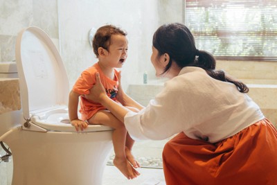 男児の女子トイレ利用、どう思う？　親子が安全に公衆トイレ使うには