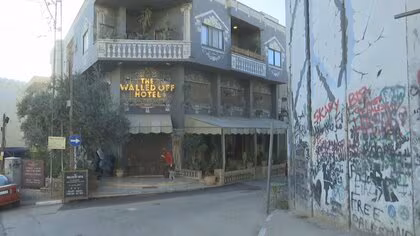 バンクシー手がけた&ldquo;世界一眺めの悪いホテル&rdquo;が2年ぶりに営業再開　「分離壁」のそばにありイスラエルとハマスの戦闘で休業