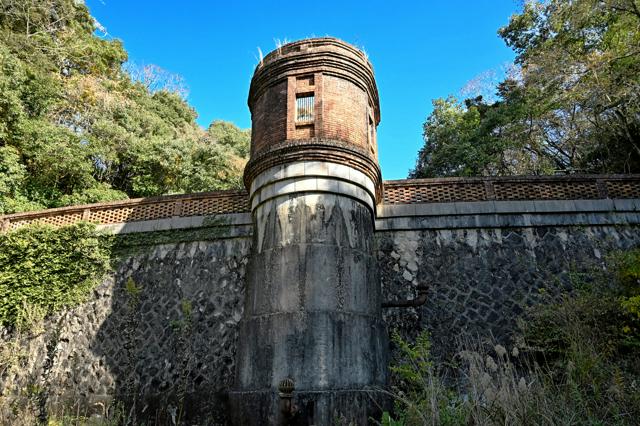 中世ヨーロッパの城壁? レトロなれんが造りのダム　山口市