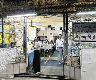 「投票に行かないのは国軍への反抗」ミャンマー総選挙、投票所はガラガラ　軍の空爆続く地域も