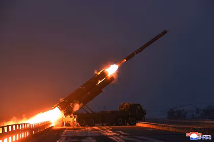 金正恩総書記が巡航ミサイル発射訓練に立ち会い　&ldquo;ミサイルが命中する瞬間&rdquo;の写真公開