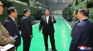 北朝鮮、放射砲車両を量産　金正恩氏「主力の攻撃手段」