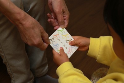 ＜1分で解説＞お年玉、みんなどうしてる?　年齢ごとの相場や渡し方