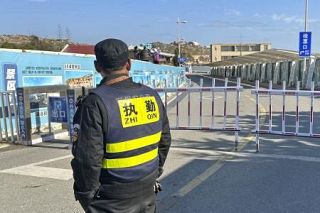 響くごう音、台湾対岸の街騒然　中国軍ロケット弾が次々飛翔