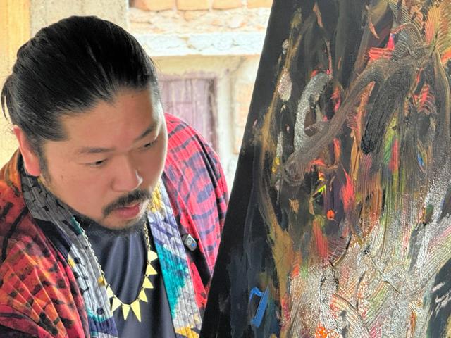 「アートで人は自由になれる」　ルワンダで活動の鈴木掌さんインドへ