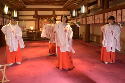 巫女を職業にいかが？　人材確保に危機感　「働き方改革」も