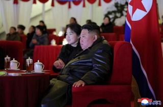 金正恩氏、娘と新年公演を鑑賞　中越首脳らが年賀状