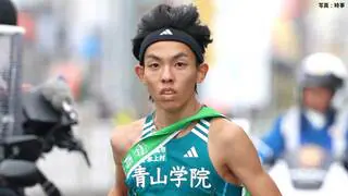 青学大、トップ中央大と3分25秒差で大エース黒田朝日へ！5区山登りで大逆転なるか、4区平松享祐が8位から5位に浮上【箱根駅伝】