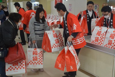 朝早くからゾロゾロと&hellip;「佐賀玉屋」で初売り盛況、500人が列