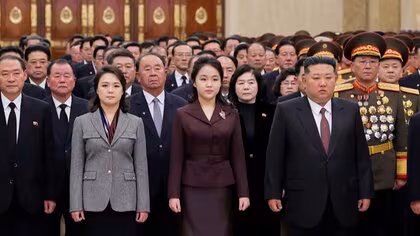 娘が中央に&hellip;北朝鮮・金正恩総書記が父・祖父の遺体が安置される宮殿を参拝　「後継問題に関する&ldquo;シグナル&rdquo;の可能性」と韓国メディア