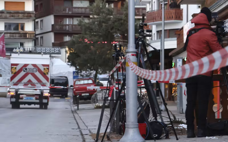 スイスのリゾート火災、卓上花火が原因か　天井に引火と捜査当局