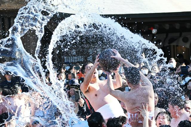 今年は豊作？豊漁？ 福岡・筥崎宮で「玉せせり」、争奪戦の結果は&hellip;