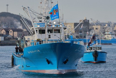 大漁旗なびかせ勇壮に　海の安全と豊漁祈願　銚子漁港で漕出式