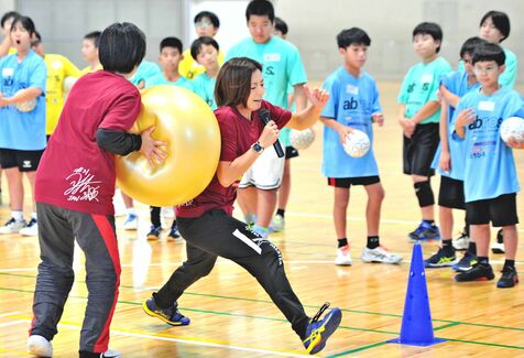 「パスを受けたときに&hellip;」　東京五輪出場のハンドボール池原綾香さん、沖縄の小中学生に教えた攻め方とは
