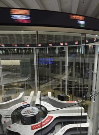 東証685円高、最高値更新　石油関連株など幅広く買い