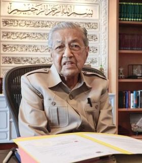 マハティール元首相、転倒し搬送　１００歳、意識あり