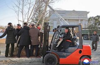 正恩氏、ロシア派兵記念館で植樹　平壌に建設中、戦死者弔う