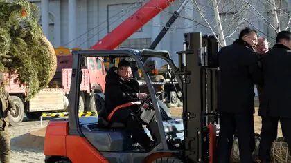 金正恩総書記が自らフォークリフト運転&hellip;荷台に娘ジュエ氏も乗せロシア派遣兵士称える植樹「働く指導者」アピール